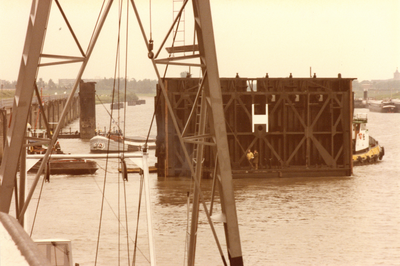 606691 Afbeelding van de aanvoer van een nieuwe deur voor de Prinses Beatrixsluis in het Lekkanaal te Nieuwegein.